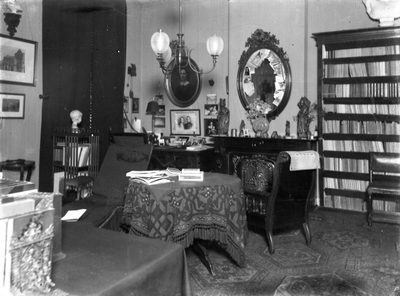 824362 Interieur van het huis van rijks- en gemeentearchivaris mr. S. Muller Fzn. te Utrecht: studeerkamer.N.B. Muller ...